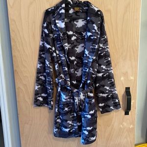 3/$10🎉 Boy’s gray camo robe